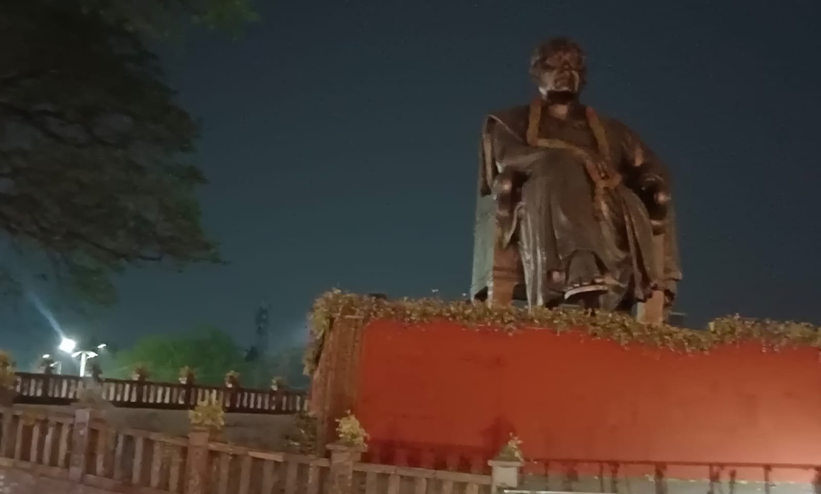 ଅନ୍ଧାରରେ ପ୍ରବାଦ ପୁରୁଷ ବିଜୁ ପଟ୍ଟନାୟକଙ୍କ ପ୍ରତିମୂର୍ତ୍ତି