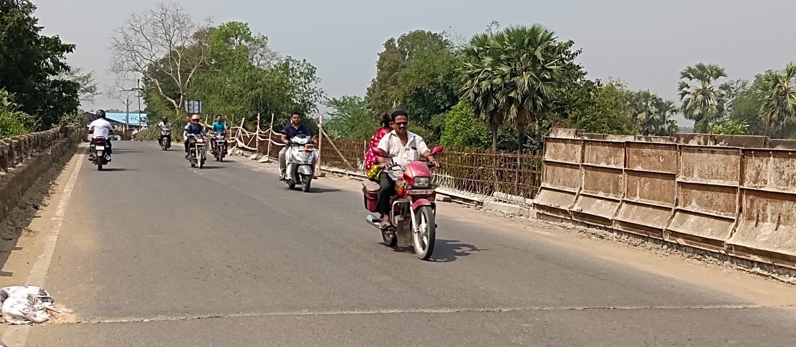 ବିପଦରେ ପଥଚାରୀ ବୁଢା ପୋଲ ବାଡ଼ା ନିର୍ମାଣରେ ବିଳମ୍ବ..
