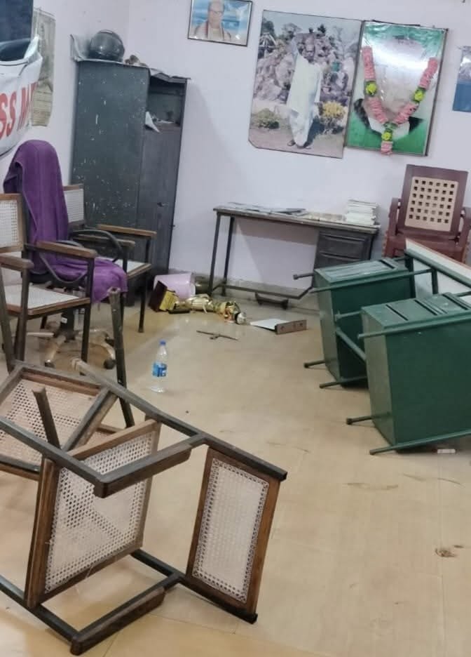 ଶ୍ରମିକ କାର୍ଯ୍ୟାଳୟ ଭଙ୍ଗାରୁଜା, ଭରତ ମହାନ୍ତ ଓ ତାଙ୍କ ପରିବାରକୁ ହତ୍ୟା ଧମକ, ଦେଢ଼ ଲକ୍ଷ ଲୁଟ