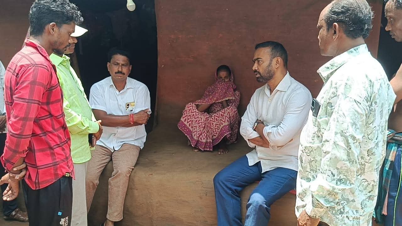 ମାଟି ପିଣ୍ଡା ଉପରେ ଦୁଃଖ ବାଂଟୁଛନ୍ତି ଇଂ ପ୍ରୀତିରଞ୍ଜନ ଘଡାଇ