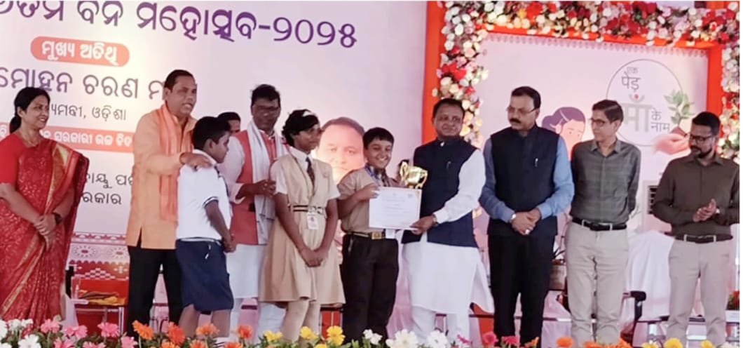 ରାଜ୍ୟସ୍ତରୀୟ ବକ୍ତୃତା ପ୍ରତିଯୋଗିତା, ପ୍ରଥମ ହୋଇ ମୁଖ୍ୟମନ୍ତ୍ରୀଙ୍କ ଦ୍ୱାରା ପୁରଷ୍କୃତ ହେଲେ ମୟଙ୍କ ପତି