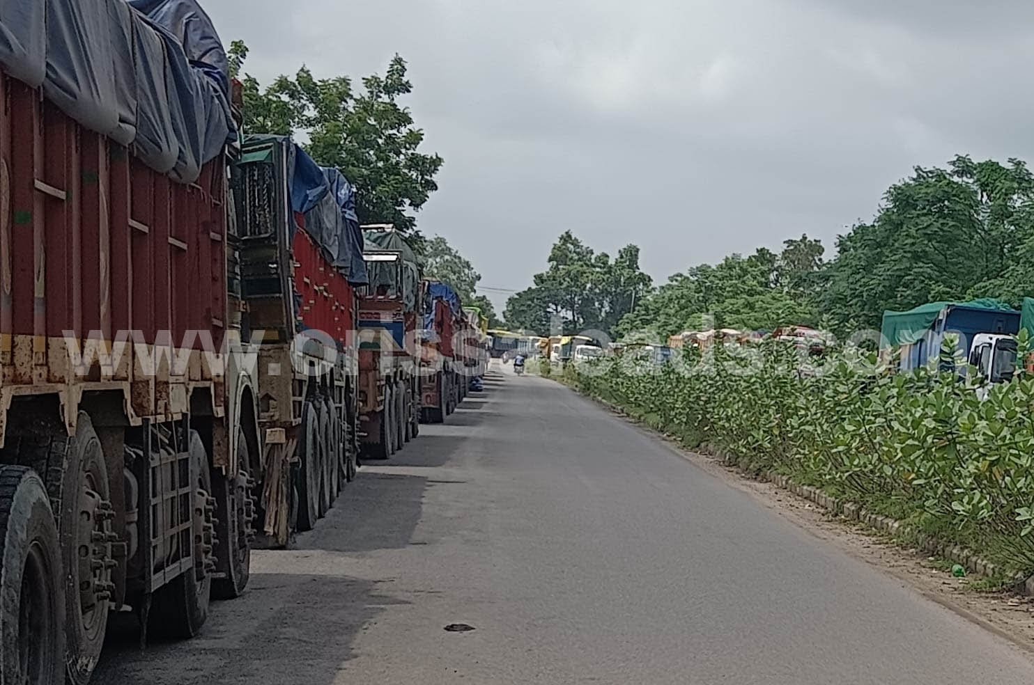 ରାସ୍ତାର ଉଭୟ ପଟରେ ଗାଡିର ଧାଡି, ବଢୁଛି ଦୁର୍ଘଟଣା ଆଶଙ୍କା