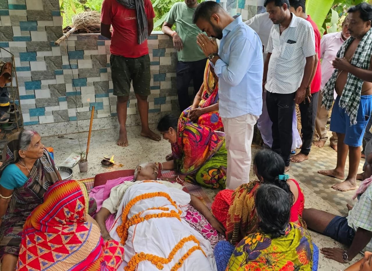 ମୃତକଙ୍କ ବାସଭବନରେ ପହଞ୍ଚି ଶ୍ରଦ୍ଧାଞ୍ଜଳି ଦେଲେ ଇଂ ପ୍ରୀତିରଞ୍ଜନ