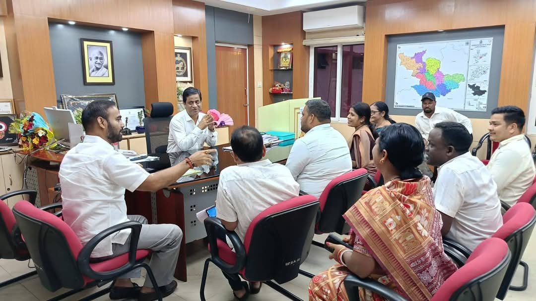 ସରକାରୀ ନିୟମକୁ ଦଳି ମକଚି ଦେଲା ଜିଲ୍ଲା ପ୍ରଶାସନ: ଡିଏମଏଫ କମିଟିରେ ଖଣି ପ୍ରଭାବିତ ଅଞ୍ଚଳର ଲୋକ ପ୍ରତିନିଧିଙ୍କୁ ମିଳିଲାନି ସ୍ଥାନ,ପ୍ରତିବାଦରେ ଜିଲ୍ଲାପାଳଙ୍କୁ ଭେଟିଲେ ପୂର୍ବତନ ମନ୍ତ୍ରୀ ଓ ଅନ୍ୟ ଲୋକ ପ୍ରତିନିଧି