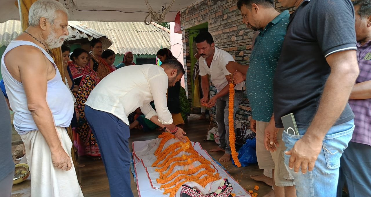 ମୃତ୍ୟୁ ଖବର ପାଇ ପରିବାର ନିକଟରେ ପହଞ୍ଚିଲେ ପୂର୍ବତନ ମନ୍ତ୍ରୀ