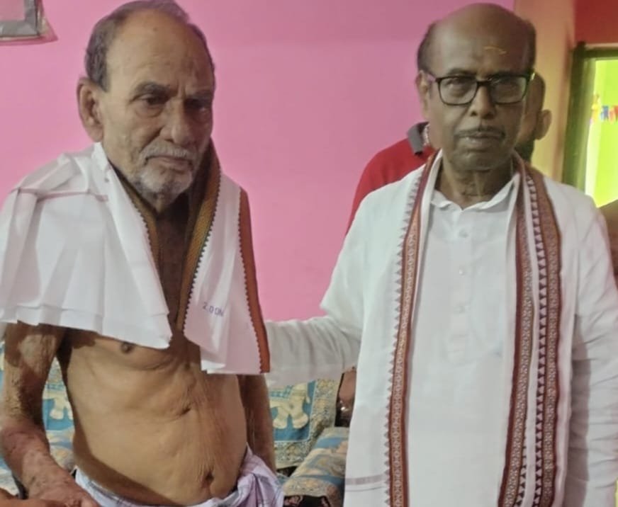 ପୂର୍ବତନ ବ୍ଲକ ଅଧ୍ୟକ୍ଷଙ୍କୁ ଭେଟିଲେ ପୂର୍ବତନ ମନ୍ତ୍ରୀ