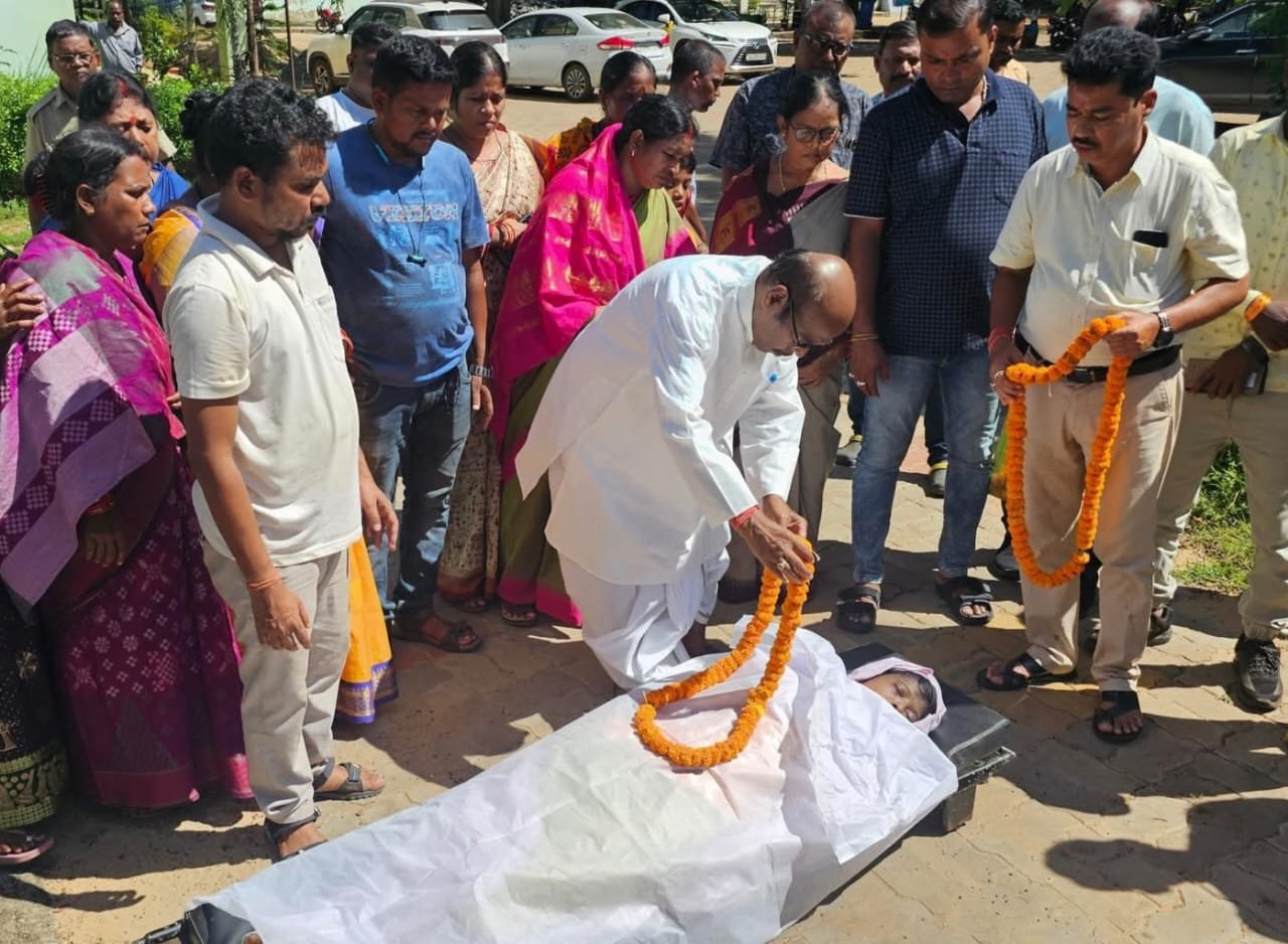 ମୃତକଙ୍କୁ ଶ୍ରଦ୍ଧାଞ୍ଜଳି ଦେଲେ ପ୍ରଫୁଲ୍ଲ ଚନ୍ଦ୍ର ଘଡାଇ