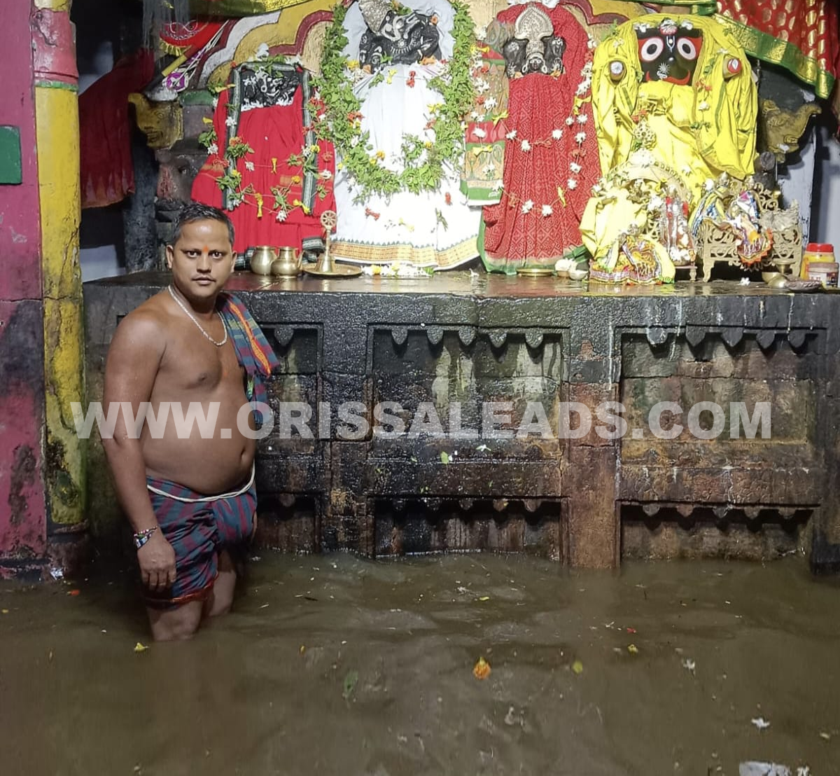 ଅବିଶ୍ରାନ୍ତ ବର୍ଷା, ବରାହ ମନ୍ଦିର ଗର୍ଭଗୃହରେ ଆଣ୍ଠୁଏ ପାଣି