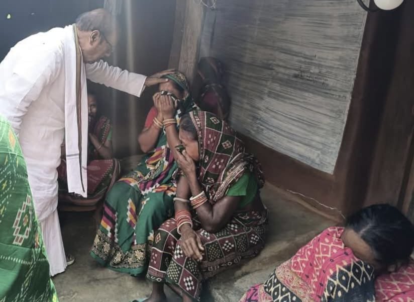 ଦୁର୍ଘଟଣାରେ ମୃତ ବ୍ୟକ୍ତିଙ୍କ ପରିବାର ନିକଟରେ ପହଞ୍ଚିଲେ ପୂର୍ବତନ ଅର୍ଥମନ୍ତ୍ରୀ