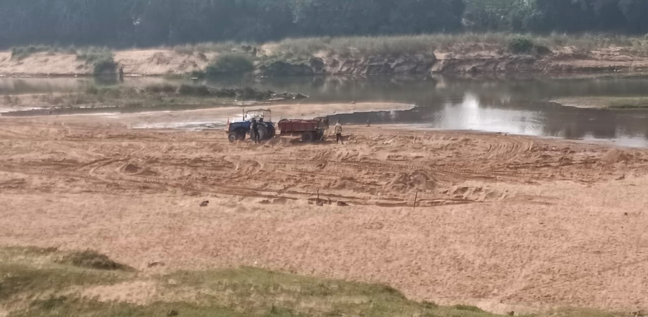 ରାତି ଛାଡି ଦିନରେ ବ୍ରାହ୍ମଣୀ ବାଲି ଲୁଟ: ପ୍ରଶାସନ ନିରବ