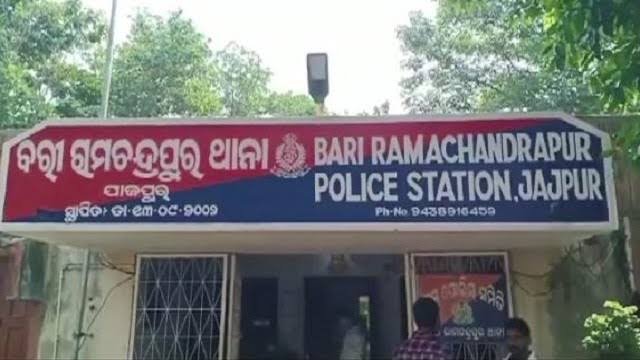 ବିଶୃଙ୍ଖଳାର ଅନ୍ୟନାମ ବରୀ ଥାନା: ରାଇଟରଙ୍କ ହେଲମେଟ ମାଡ଼ରେ କନେଷ୍ଟବଳ ବେହୋସ