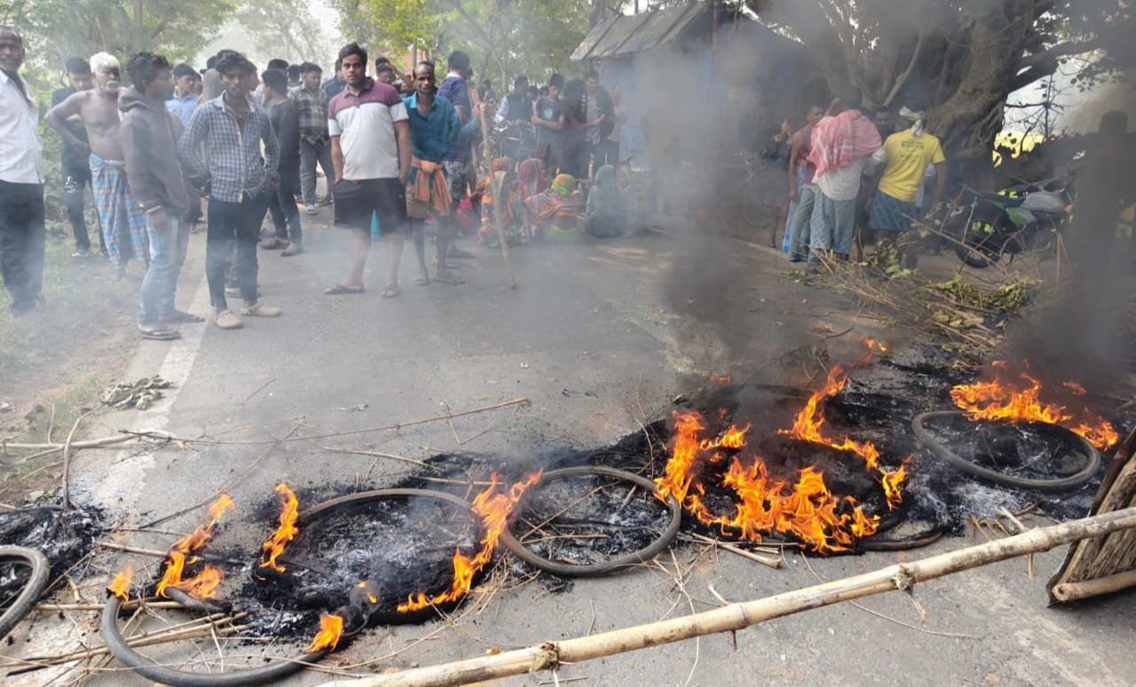 ମର୍ମନ୍ତୁଦ ସଡ଼କ ଦୁର୍ଘଟଣା: ଚାରି ଯୁବକଙ୍କ ଉପରେ ଚଢ଼ିଗଲା ବସ, ସମସ୍ତେ ଗୁରୁତର