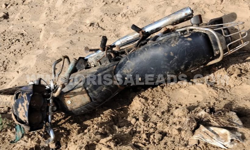 ନଦୀ ପଠାରେ ପଡିଛି ବାଇକ