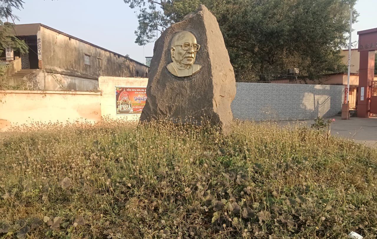 ପ୍ରବାଦ ପୁରୁଷଙ୍କୁ ସମ୍ମାନ ନା ଅସମ୍ମାନ: ଓଏମପି ଛକ ବିଜୁ ବାବୁଙ୍କ ପ୍ରତିମୂର୍ତ୍ତି ଚତୁର୍ପାର୍ଶ୍ୱରେ ଅନାଵନା ଗଛ