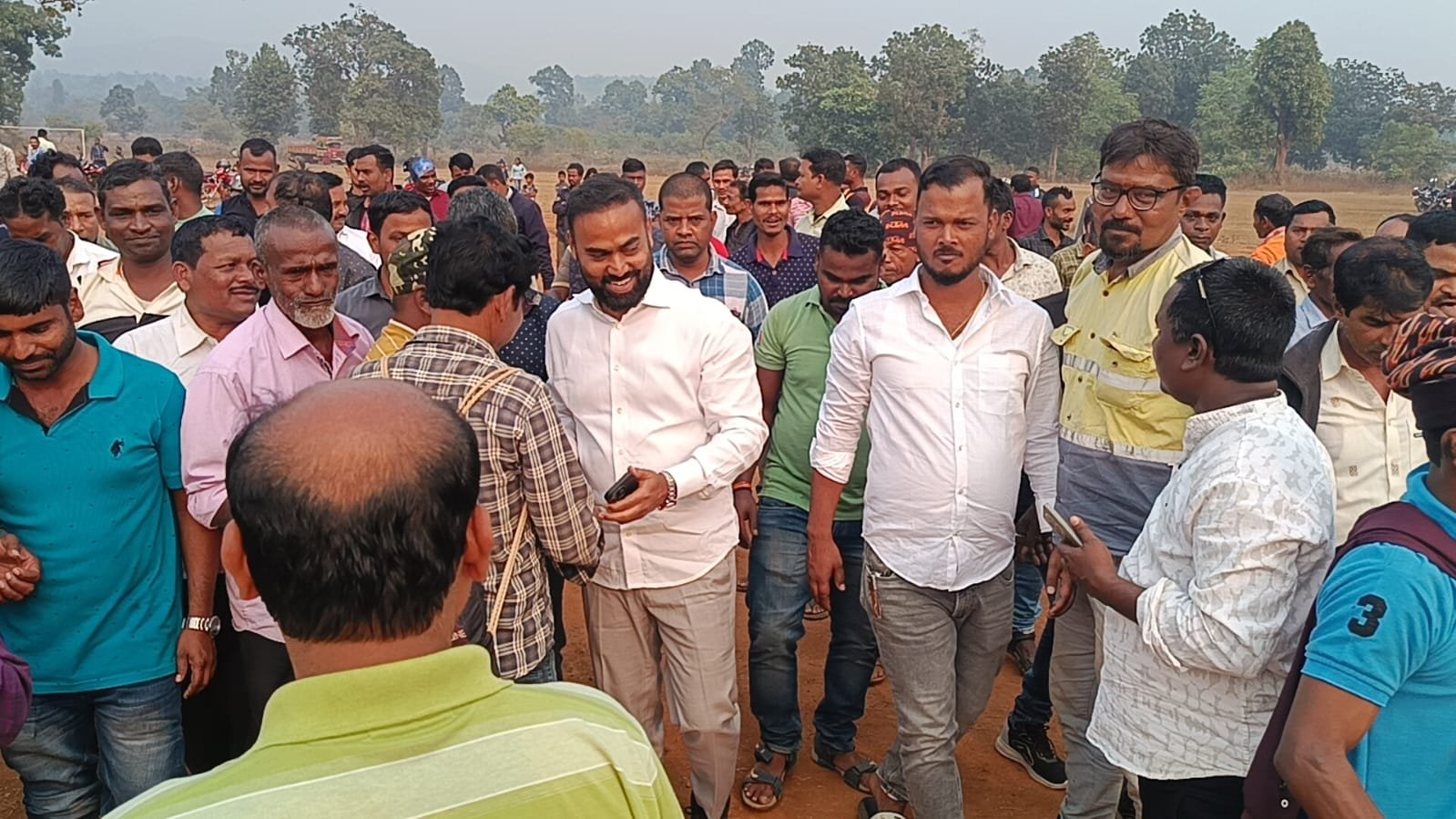 ଶ୍ରମିକ ଭାଇ ଭଉଣୀଙ୍କ ସହିତ ନୂଆବର୍ଷ ପାଳନ କଲେ ପୂର୍ବତନ ମନ୍ତ୍ରୀ ଇଂ ପ୍ରୀତିରଞ୍ଜନ ଘଡାଇ