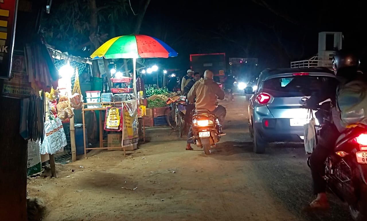 ବୁଢ଼ା ପୋଲ ଛକ: ରାସ୍ତାରେ ହେଉଛି ବେପାର, ପୋଲିସ ନିରବ