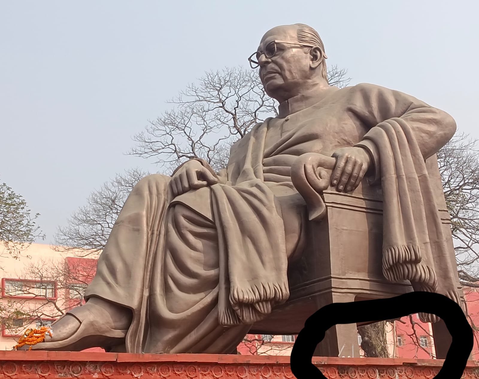 ଅନ୍ଧାରରେ ବିଜୁ ବାବୁଙ୍କ ପ୍ରତିମୂର୍ତ୍ତି: କିଏ ଖୋଲି ନେଲା ହାଲୋଜେନ ଲାଇଟ ?