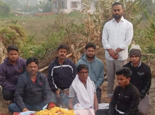 ବ୍ୟାସନଗରର ବରିଷ୍ଠ ରାଜନେତାଙ୍କ ପତ୍ନୀ ବିୟୋଗ: ସ୍ମଶାନ ଘାଟରେ ପହଞ୍ଚିଲେ ପୂର୍ବତନ ମନ୍ତ୍ରୀ