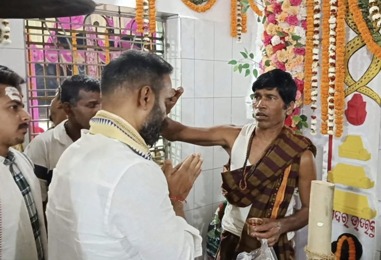 ବିଭିନ୍ନ ଶିବ ମନ୍ଦିର ଯାଇ ଆଶିଷ କାମନା କଲେ ପୂର୍ବତନ ମନ୍ତ୍ରୀ