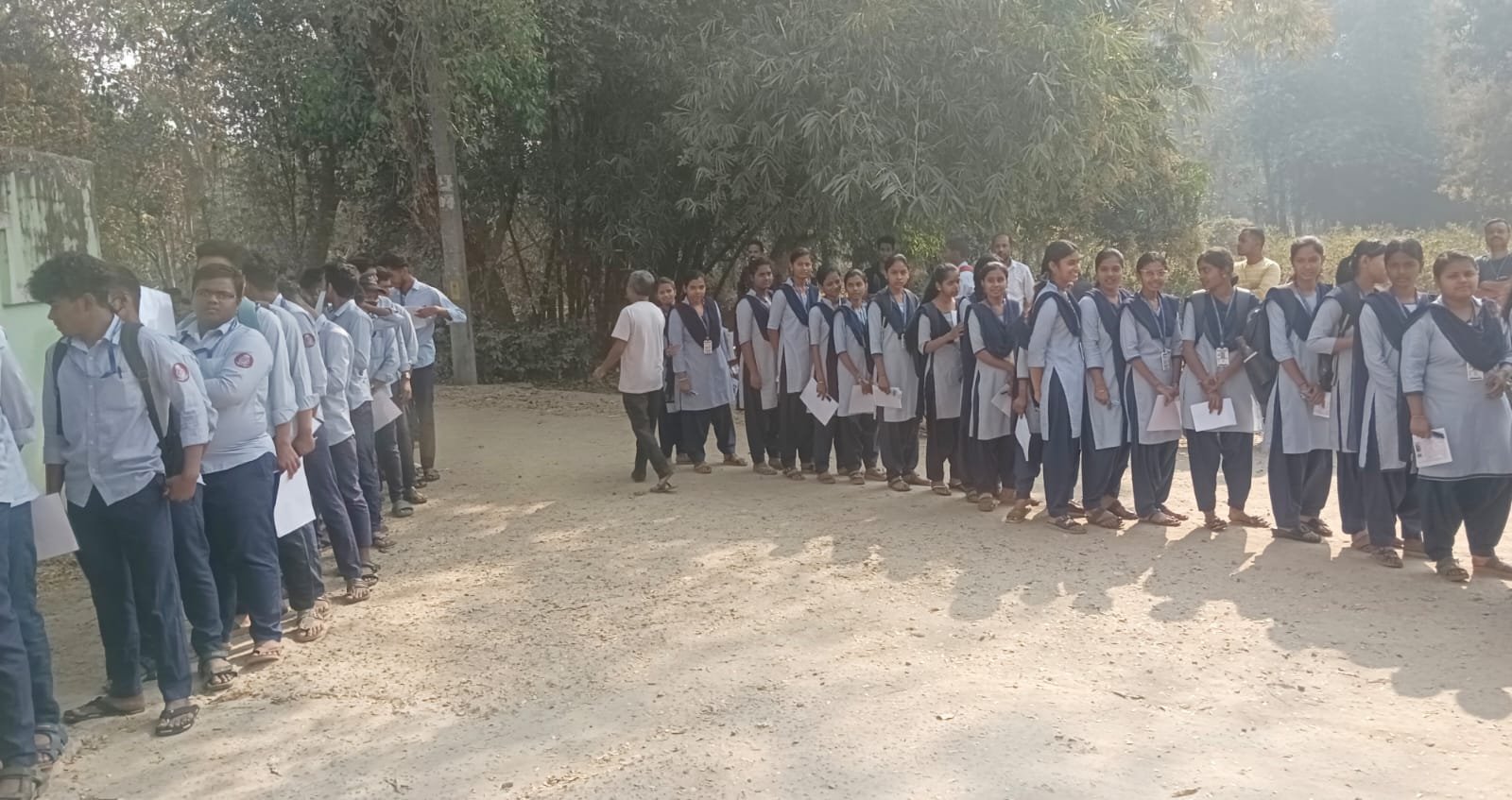 ଜି.ସି.କଲେଜରେ +୨ ପରୀକ୍ଷା ଆରମ୍ଭ:ଚକୋଲେଟ ଓ ପେନ ଦେଇ ସ୍ୱାଗତ କଲେ ଅଧ୍ୟକ୍ଷ