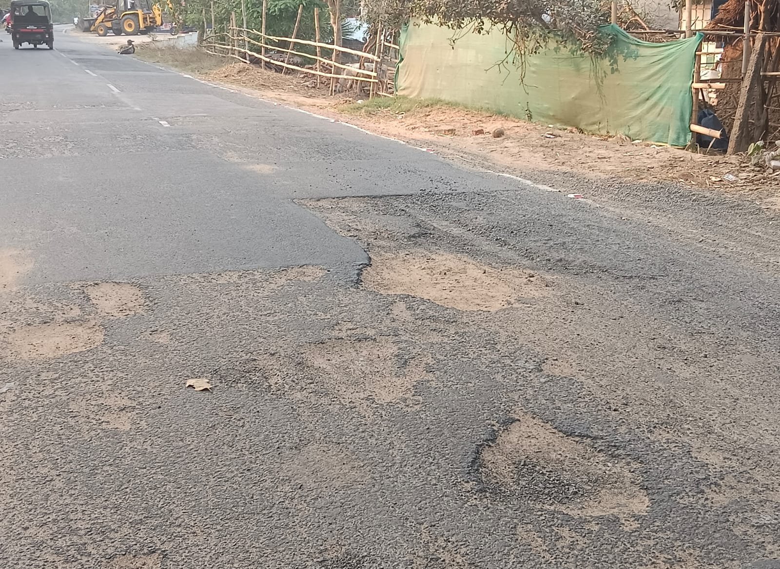 ଶୋଚନୀୟ ହେଲାଣି ବରୁଆଁ-ବରୀ ରାସ୍ତା