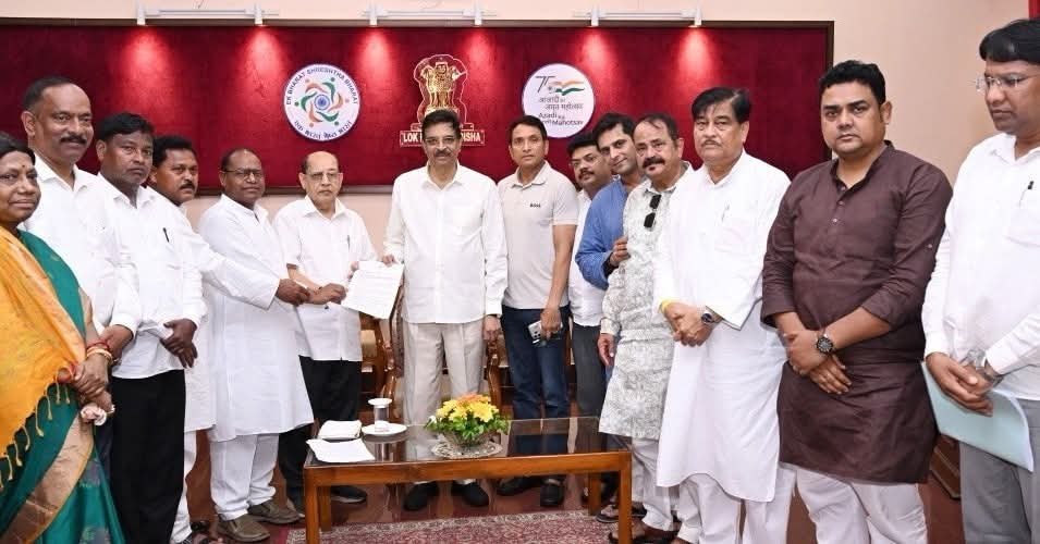 କଟକ ଏସସିବି ଅଗ୍ନିକାଣ୍ଡ ଘଟଣା: ରାଜ୍ୟପାଳଙ୍କୁ ଭେଟି ୬ ଦଫା ଦାବି ଜଣାଇଲେ ମିଳିତ ବିରୋଧୀ ଦଳ