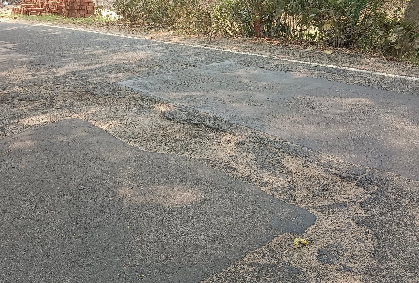 ଶୋଚନୀୟ ହେଲାଣି ବରୁଆଁ-ବରୀ ରାସ୍ତା, ମରାମତି କରୁନାହିଁ ପୂର୍ତ୍ତ ବିଭାଗ