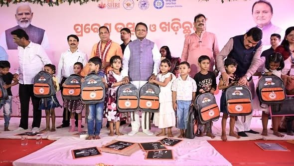 ରାଜ୍ୟସ୍ତରୀୟ ପ୍ରବେଶ ଉତ୍ସବ ଓ ଖଡ଼ିଛୁଆଁ କାର୍ଯ୍ୟକ୍ରମ: ପିଲାଙ୍କୁ ଖଡ଼ି ଛୁଆଁଇଲେ ମୁଖ୍ୟମନ୍ତ୍ରୀ