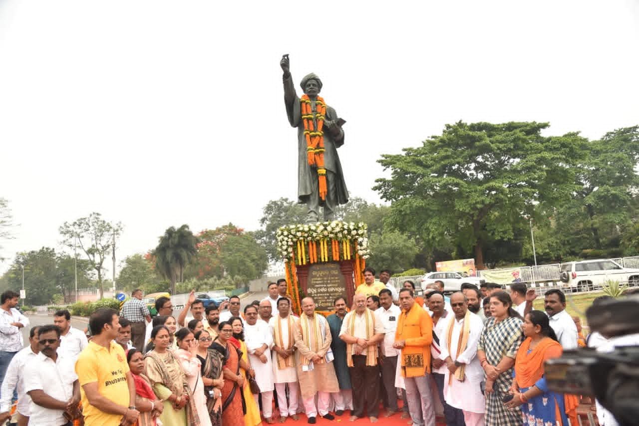 ମଧୁସୂଦନଙ୍କ ପ୍ରତିମୂର୍ତ୍ତିରେ ମାଲ୍ୟାର୍ପଣ କଲେ ରାଜ୍ୟ ବିଜେପି ସଭାପତି