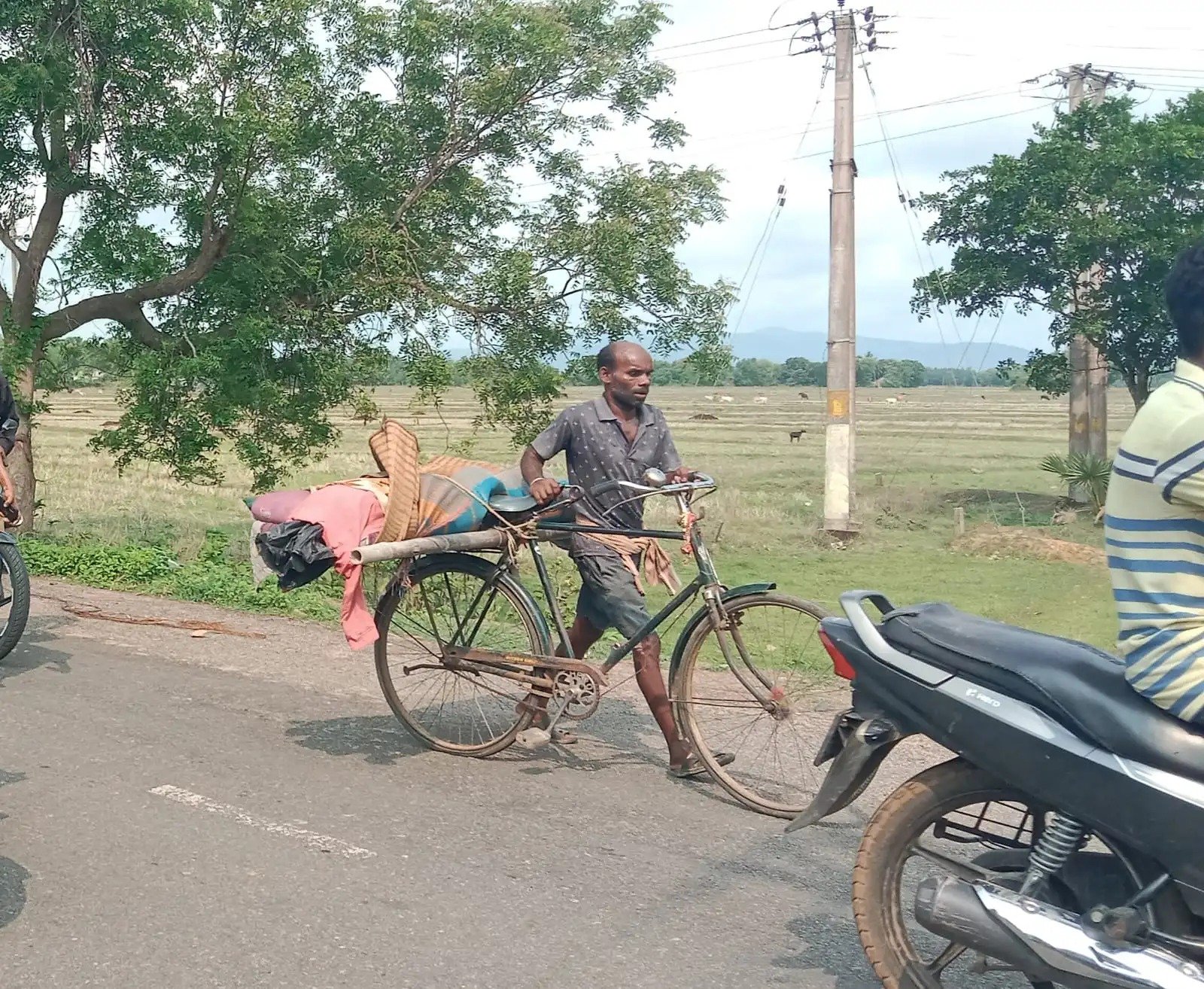 ପଦକ୍ଷେପ ନେଉ ନାହିଁ ପୋଲିସ: ପ୍ରତିବାଦରେ ସାଇକେଲରେ ଶବ ବୁହା