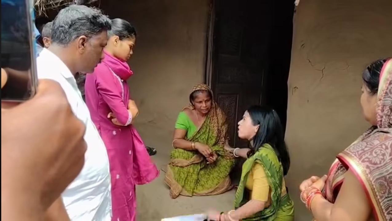 ଆଉ ଅର୍ଥ ସାଜିବନି ବାଧକ: ମେଧାବୀ ଛାତ୍ରୀଙ୍କ ପାଠପଢ଼ା ଦାୟିତ୍ଵ ନେଲେ ବିଧାୟିକା ଉପାସନା ମହାପାତ୍ର