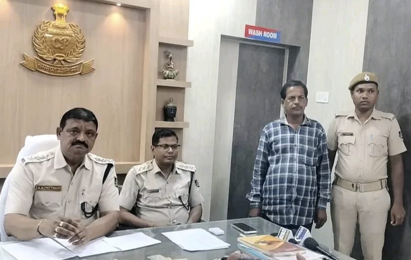 ଉଚ୍ଚ ସୁଧ କାରବାରର ପର୍ଦ୍ଦାଫାଶ: ଆସିକା ପୋଲିସ ଜାଲରେ ଅଭିଯୁକ୍ତ, ୨୦ରୁ ଅଧିକ ବାଇକ ସହ ନଗଦ ଟଙ୍କା, ମୋବାଇଲ ଓ ଦଲିଲ ଜବତ