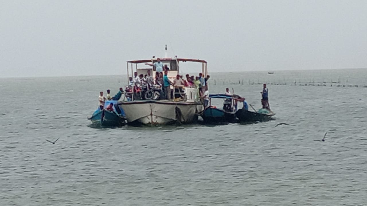 ମଝି ଚିଲିକାରେ ଅଟକିଲା ଯାତ୍ରୀବାହି ଲଞ୍ଚ, ଏକ ଘଣ୍ଟା ପରେ କୂଳରେ ପହଞ୍ଚିଲା