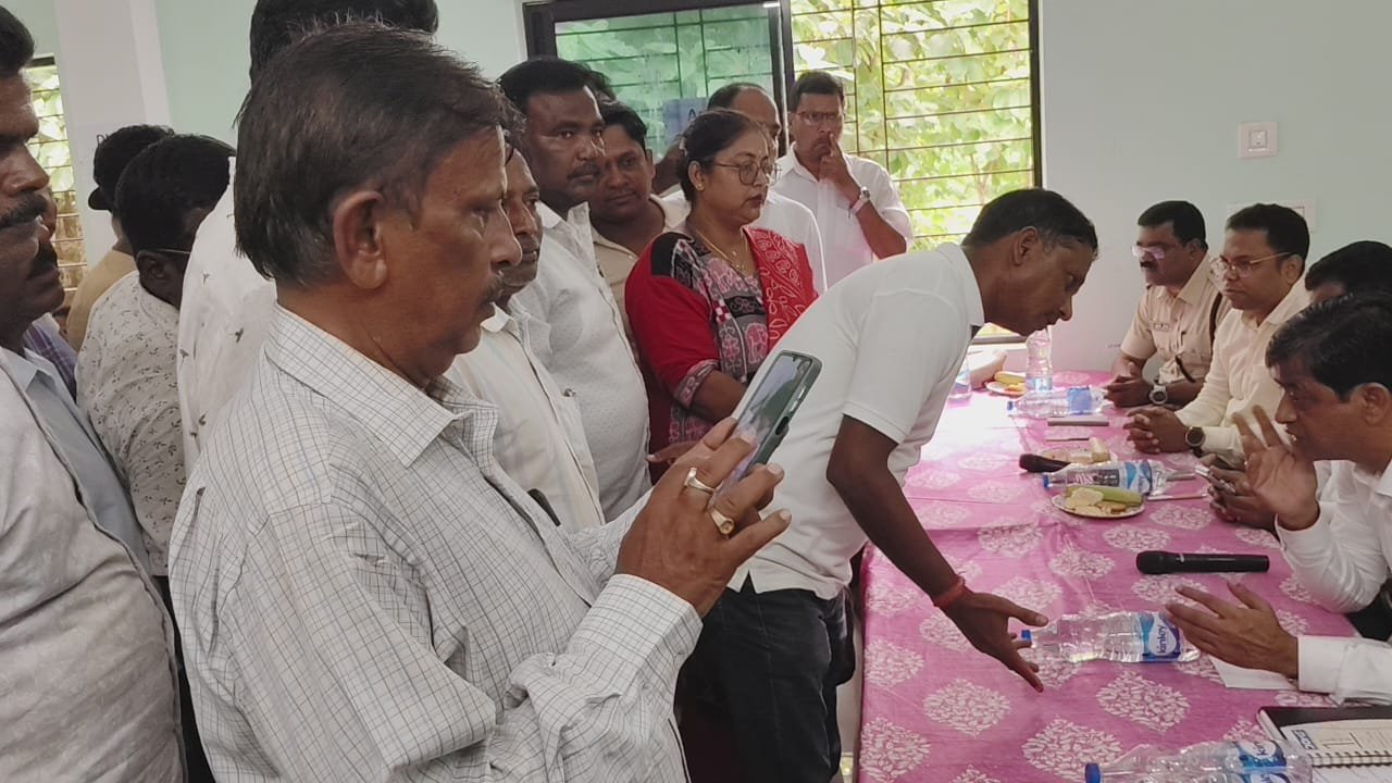 ରିଲିଫ୍ ବୋଝେଇ ଟ୍ରକ୍ ଚୋରି, ଜିଲ୍ଲାପାଳ ନିକଟରେ ଅଭିଯୋଗ