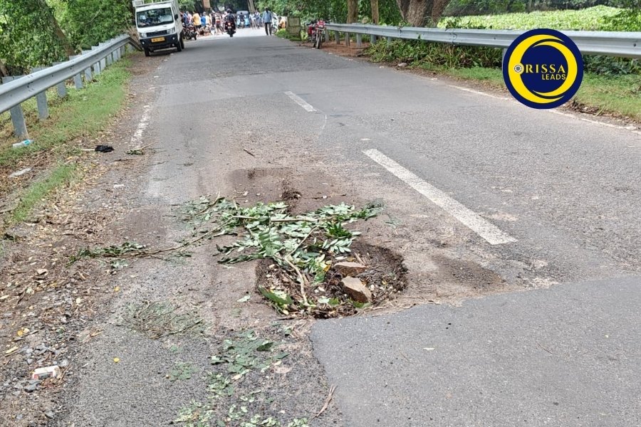 ବନ୍ୟା ପରେ ଶୋଚନୀୟ ବରୁଆଁ-ବରୀ ରାସ୍ତା: ପୂର୍ତ୍ତ ବିଭାଗ ନଜର ନାହିଁ, ବଢୁଛି ଦୁର୍ଘଟଣା