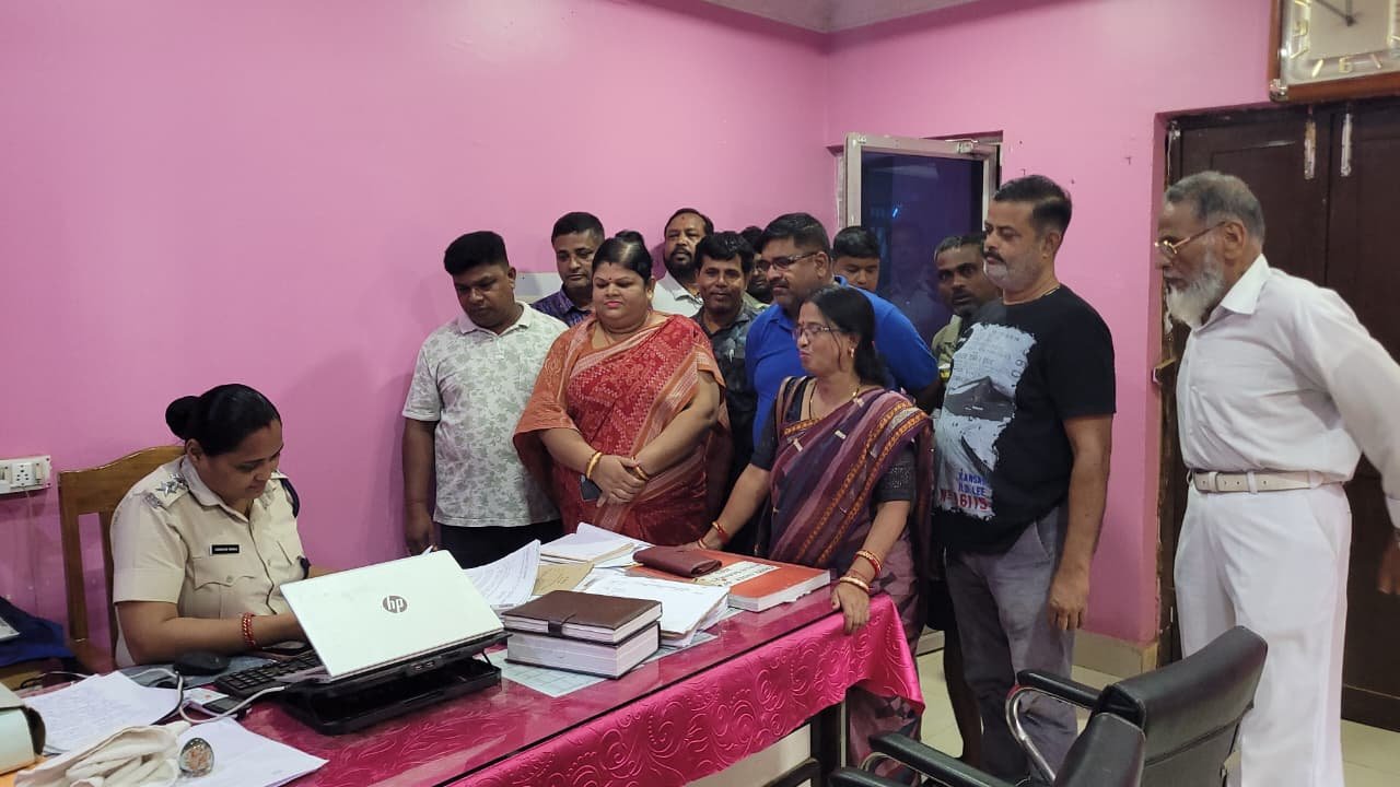 ବନ୍ୟା ବିପନ୍ନଙ୍କ ପାଇଁ ଆସିଥିବା ମୁଖ୍ୟମନ୍ତ୍ରୀଙ୍କ ରିଲିଫ୍ ଟ୍ରକର ପତ୍ତା ମିଳୁନି..