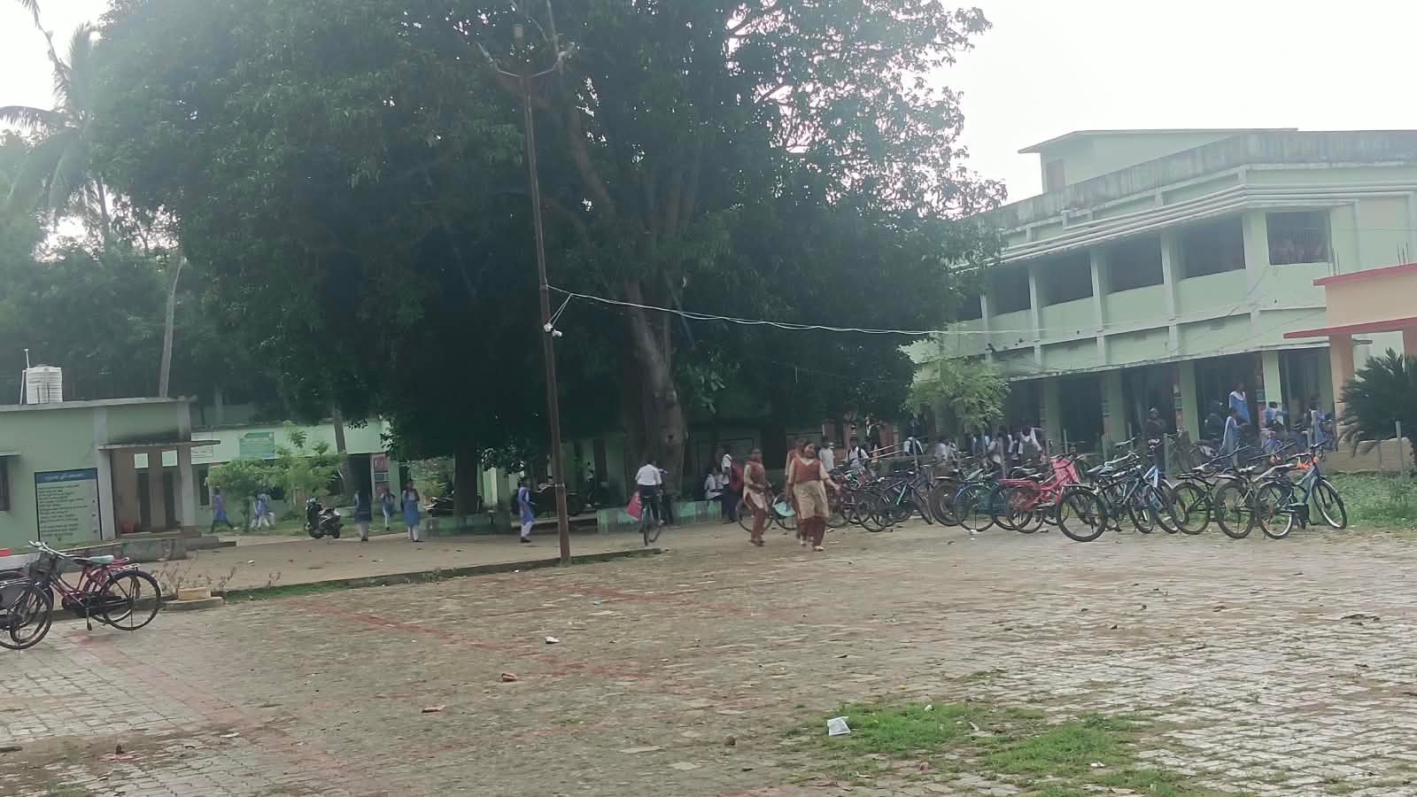ବିଦ୍ୟାଳୟ କ୍ରୀଡା ସାମଗ୍ରୀ ଆତ୍ମସାତ ଅଭିଯୋଗ, ଖେଳ ସାମଗ୍ରୀ ସାଙ୍ଗରେ ଆଣିଖେଳୁଛନ୍ତି ପିଲା