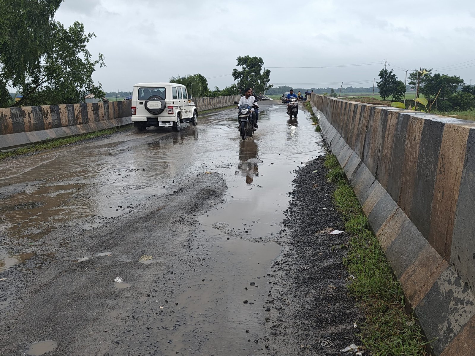 ବୁଢ଼ା ନଦୀ ସେତୁ ଉପରେ ଜମି ରହୁଛି ବର୍ଷା ପାଣି, ନିଷ୍କାସନ ବ୍ୟବସ୍ଥା ନାହିଁ