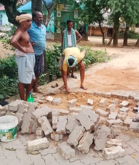 ବନ୍ୟା ପରେ ରାସ୍ତା ମରାମତି କଲେ ଗ୍ରାମବାସୀ