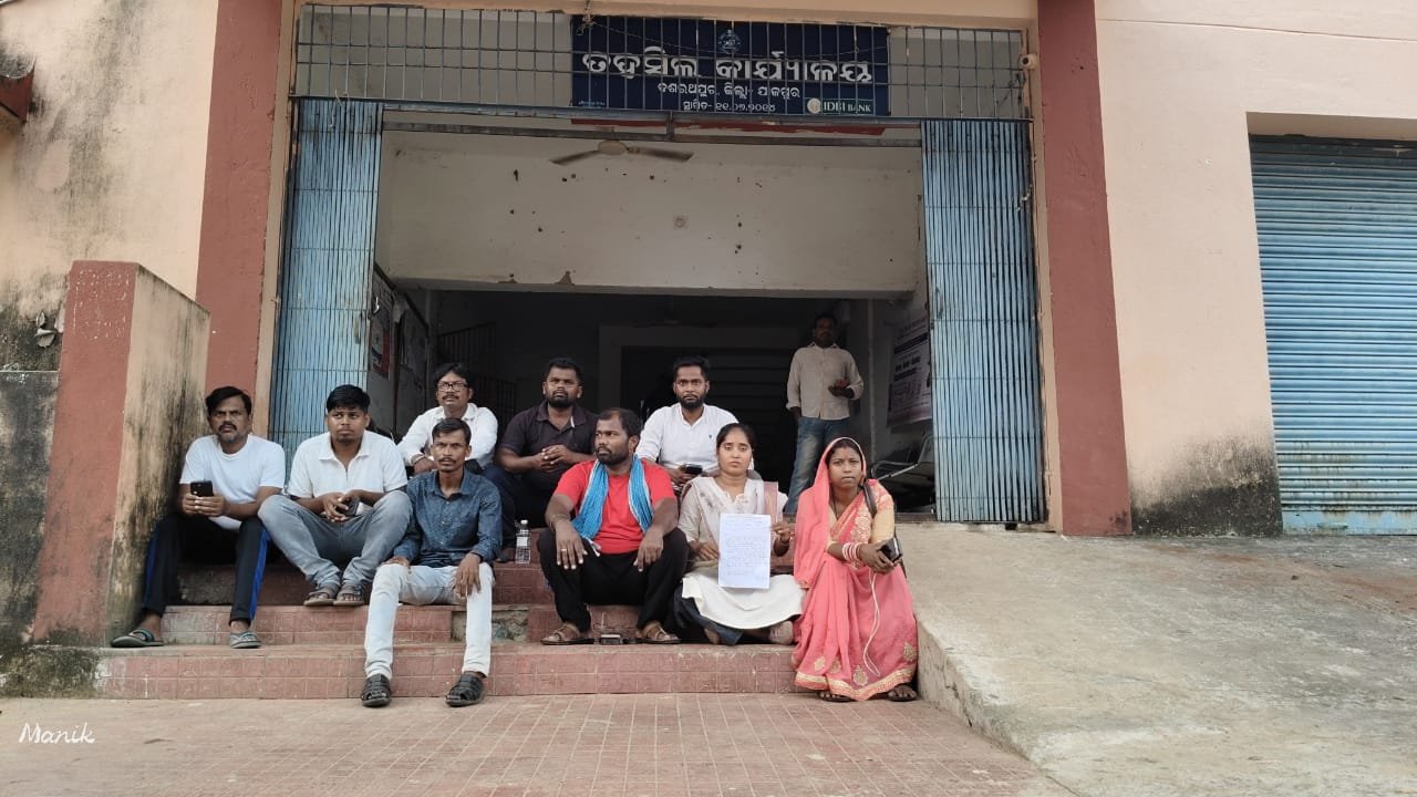 ପାଲଟପୁର ପଞ୍ଚାୟତରେ ପାଲ ଦୁର୍ନୀତି: ତହସିଲ ସମ୍ମୁଖରେ ସରପଞ୍ଚଙ୍କ ଧାରଣା, ପ୍ରତିଶୃତି ପରେ ଧାରଣା ସ୍ଥଗିତ