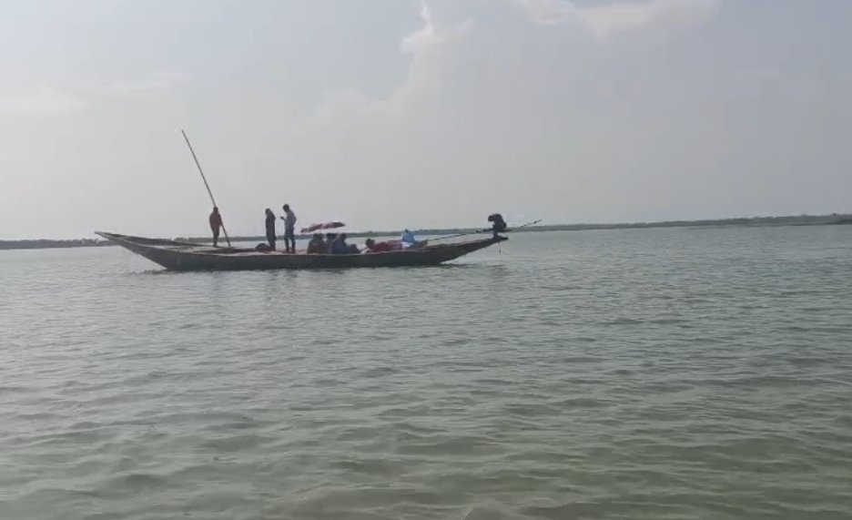 ଯାନ୍ତ୍ରିକ ତ୍ରୁଟି ପାଇଁ ଚିଲିକା ମଝିରେ ଅଟକିଲା ଡ଼ଙ୍ଗା